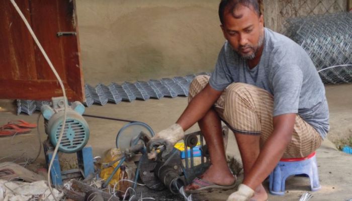 বেকারত্বের অভিশাপ কাটিয়ে এখন সফল উদ্যোক্তা মামুন