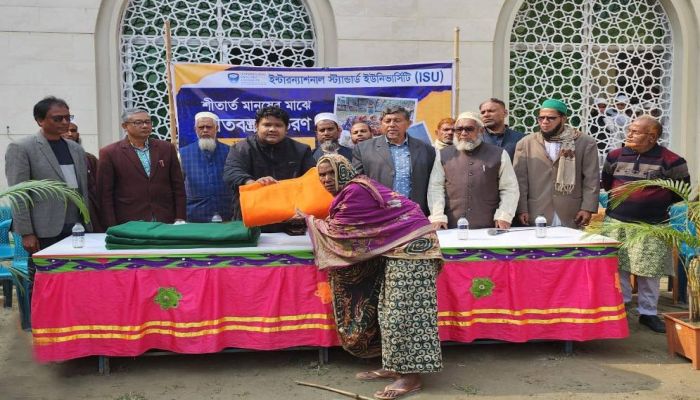 সিরাজগঞ্জে শীতবস্ত্র বিতরণ করল ইন্টারন্যাশনাল স্ট্যান্ডার্ড ইউনিভার্সিটি