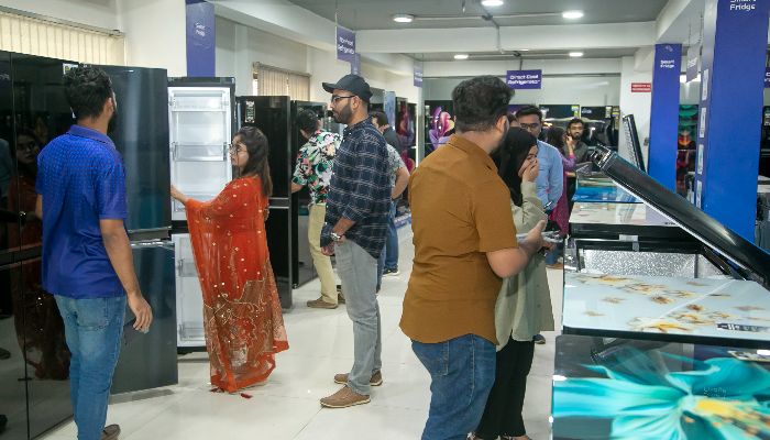 ঈদ উৎসবে জমজমাট ওয়ালটন ফ্রিজের বিক্রি