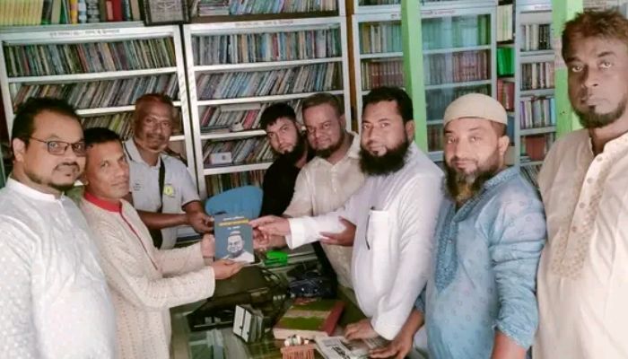 রোহান পাঠাগারে সৌদি প্রবাসী মোহাম্মদ ইলিয়াছ হোসেনের পরিদর্শন