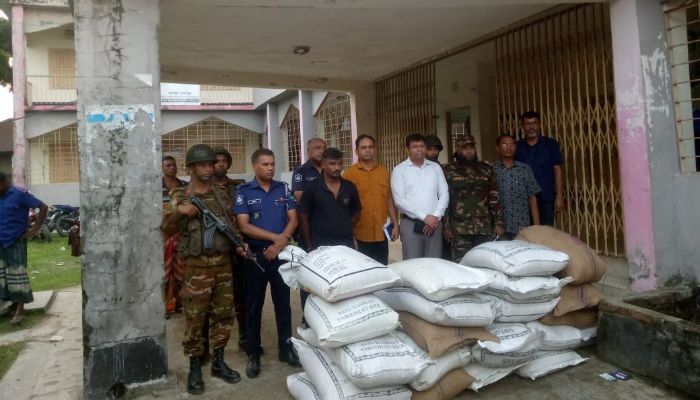 দৌলতপুরে দুস্থদের জন্য বরাদ্দকৃত ৬০ বস্তা চাল লুট প্রশাসনিক অভিযানে ২২ বস্তা উদ্ধার 