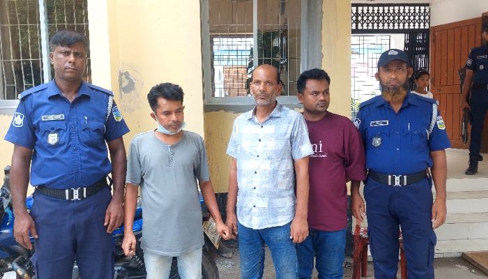 সরকারি শেড ঘর দখলের অভিযোগে মাদারগঞ্জে যুবদলের ৩ নেতা আটক