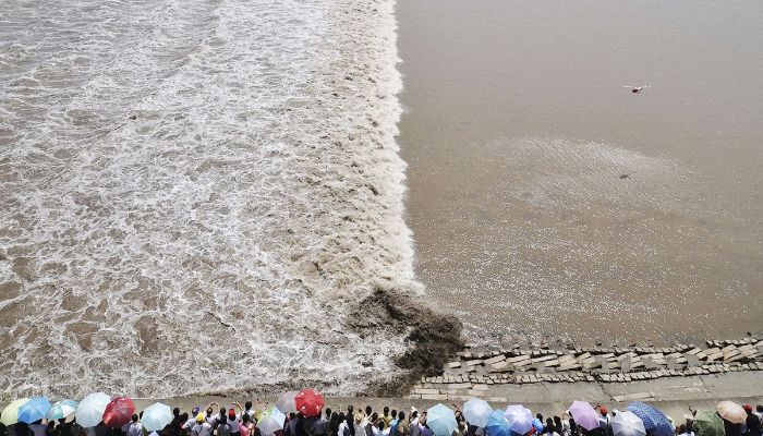 উল্টো দিকে বয়ে চলা নদী