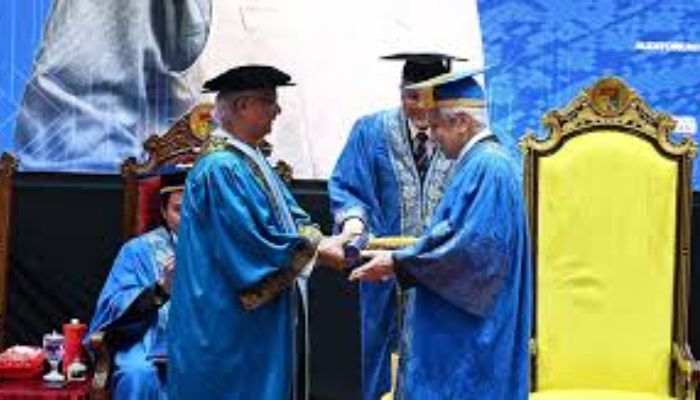 প্রধান উপদেষ্টাকে সম্মানসূচক ডক্টরেট ডিগ্রি দিলো ইউকেএম