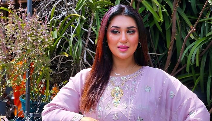 রহস্যময় পোস্ট, কীসের ইঙ্গিত দিলেন অপু বিশ্বাস?