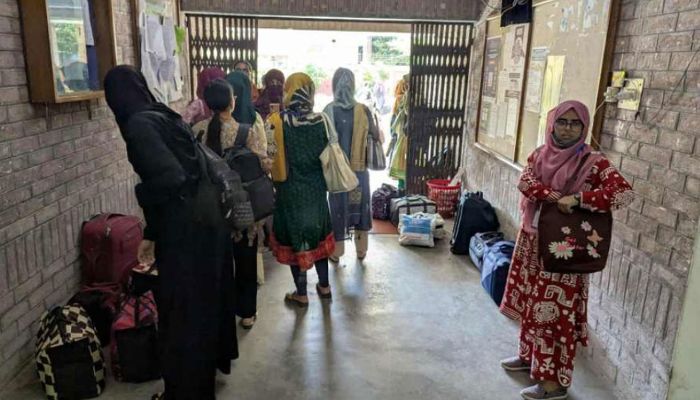 বাকৃবিতে সংঘর্ষ : হল ছাড়ছেন অনেকেই