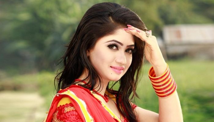 বোকা ছিলাম, ফিল্ম পলিটিকস বুঝিনি : আঁচল আঁখি