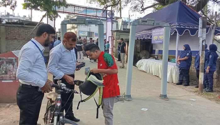 ক্যাম্পাসের ৬ প্রবেশপথে কঠোর নিরাপত্তা, ঢুকতে পারছে না বহিরাগত