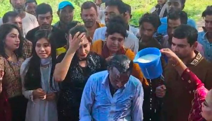 দুধ দিয়ে গোসল করে রিয়া মনিকে তালাক দিলেন হিরো আলম!