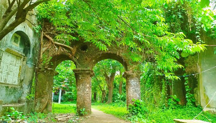অযত্নে অবহেলায় বিলুপ্তির পথে জমিদারবাড়ি