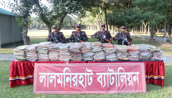 ১৫ বিজিবি’র চোরাচালান বিরোধী বিশেষ অভিযানে বিপুল পরিমাণ ভারতীয় শাড়ি জব্দ