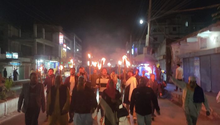 হাদির ওপর হামলার প্রতিবাদে জয়পুরহাটে মশাল মিছিল ও বিক্ষোভ