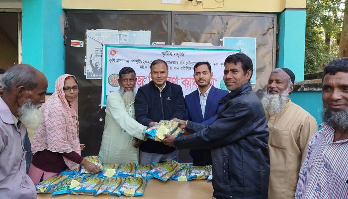 ফুলবাড়ীতে  কৃষকদের মাঝে বিনামূল্যে ধান বীজ বিতরণ 