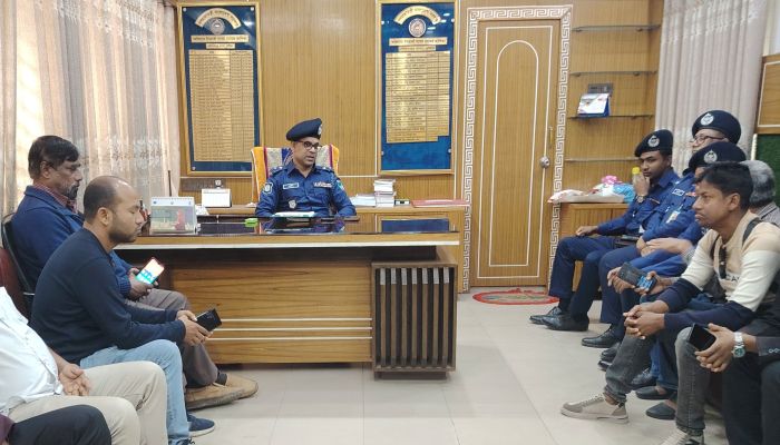 দৌলতপুরে কর্মরত সাংবাদিকদের সাথে মতবিনিময় করলেন পুলিশ সুপার