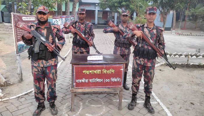 সাতক্ষীরা-কলারোয়া সীমান্তে বিজিবির বিশেষ অভিযানে ভারতীয় মদ ও ঔষধসহ আড়াই লক্ষাধিক টাকার চোরাচালানী মালামাল জব্দ 