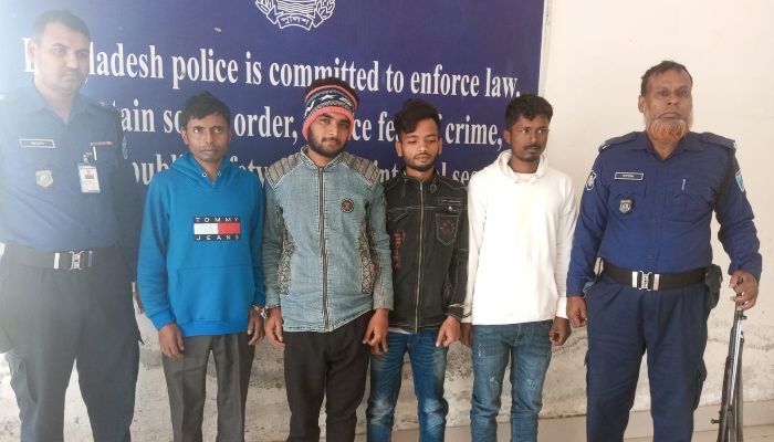 ডাসারে পুলিশের বিশেষ অভিযানে গাঁজাসহ গ্রেফতার ৪