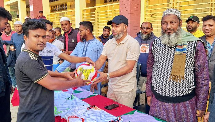 রামপালে বিভিন্ন ক্লাবে বিএনপি নেতা ড. ফরিদের ক্রীড়া সমগ্রী বিতরণ