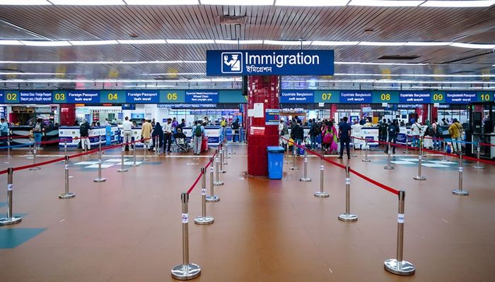 বিমানবন্দরে ৪ নারীর কাছে পাওয়া গেল ১০২টি মোবাইল ফোন