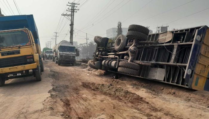 নারায়ণগঞ্জের বন্দরের মদনপুর -মদনগঞ্জ সড়ক এখন ‘মরণফাঁদ’