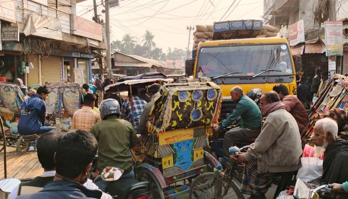 যানজটে নাকাল উপজেলাবাসী, নিরেশনের দাবি 