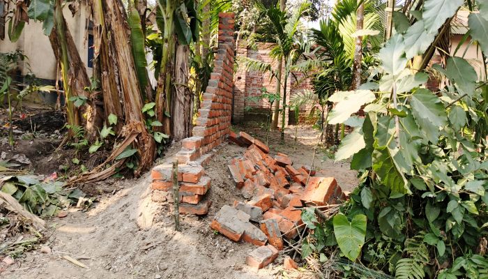 পূর্ব শত্রুতার জেরে জোরপূর্বক বাড়ির ওয়াল ভেঙ্গে দেওয়ার অভিযোগ উঠেছে