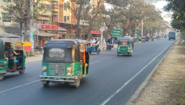 ঢাকা-চট্টগ্রাম মহাসড়কে সীতাকুণ্ড অং‌শে অ‌বৈধ অটোরিকশার দৌরাত্ম্য, নীরব প্রশাসন