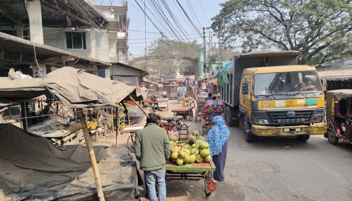 দখল ও দোকান সম্প্রসারণে যান চলাচল বিপর্যস্ত, জনভোগান্তি চরমে!