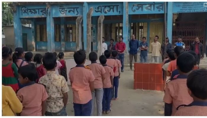 প্রাথমিক বিদ্যালয়ে শিশুদের দিয়ে জোরপূর্বক ধানের শীষ এর স্লোগান দেওয়ার ভিডিও ভাইরাল, তীব্র ক্ষোভ  অভিভাবকদের 