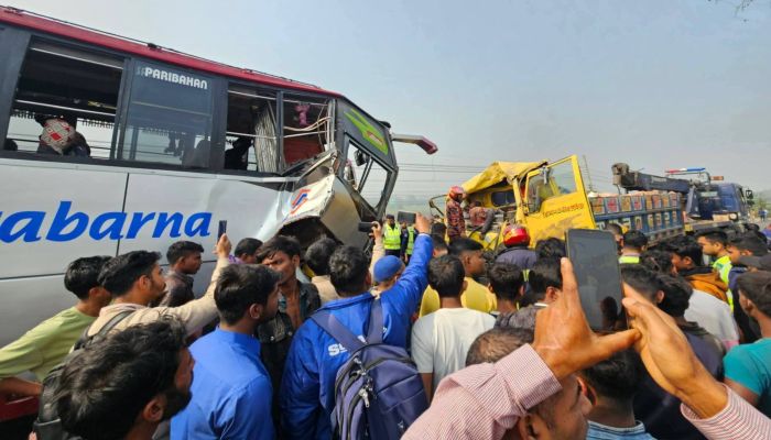 ভাঙ্গায় বাস-ট্রাকের মুখোমুখি সংঘর্ষে চালক ও হেল্পার নিহত, আহত ২০