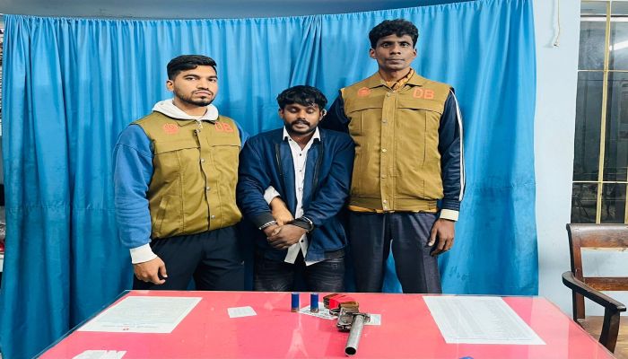 লক্ষ্মীপুরে ডিবি পুলিশের অভিযানে দেশীয় এলজি ও কার্তুজসহ যুবক আটক