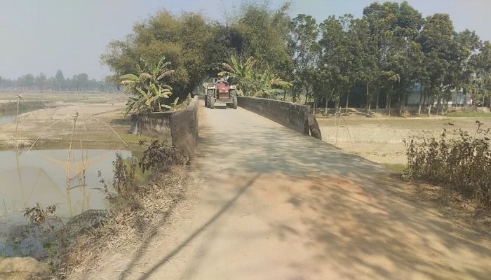 তিন যুগের পুরোনো সেতুতে ঝুঁকি নিয়ে চলাচল, আতঙ্কে হাজারো মানুষ