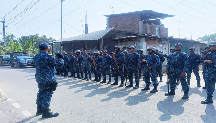 চরফ্যাশনে নৌবাহিনী–পুলিশের যৌথ ফুট পেট্রোলিং