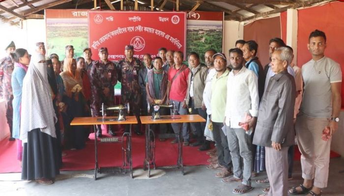 পাহাড়ী জনগোষ্ঠির পাশে বিজিবি: গৃহনির্মাণ সামগ্রী ও আর্থিক সহায়তা বিতরণ