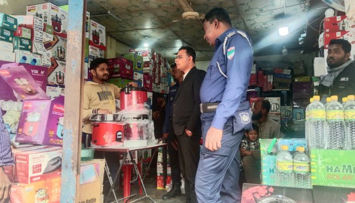 রামপালে অতিরিক্ত দামে গ্যাস সিলিন্ডার বিক্রিতে জরিমানা