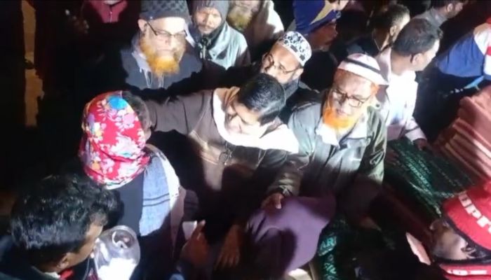 বাগেরহাটে শ্রমিক নেতার শীতবস্ত্র বিতরণ