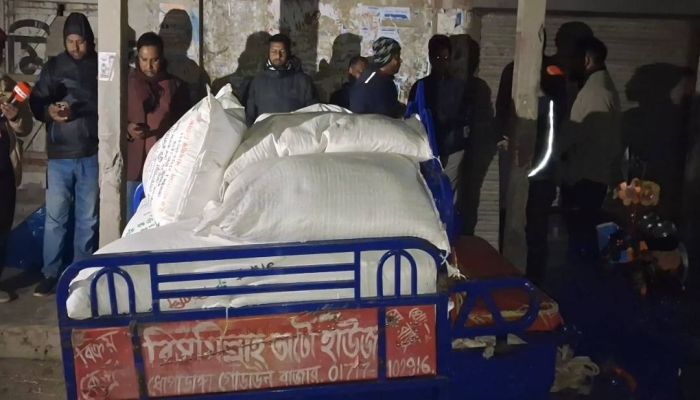 গাইবান্ধায় পাচারকালে ২০ বস্তা সার জব্দ