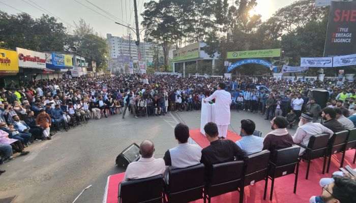 আচরণবিধি লঙ্ঘন করে গণজমায়েত, জনদুর্ভোগ