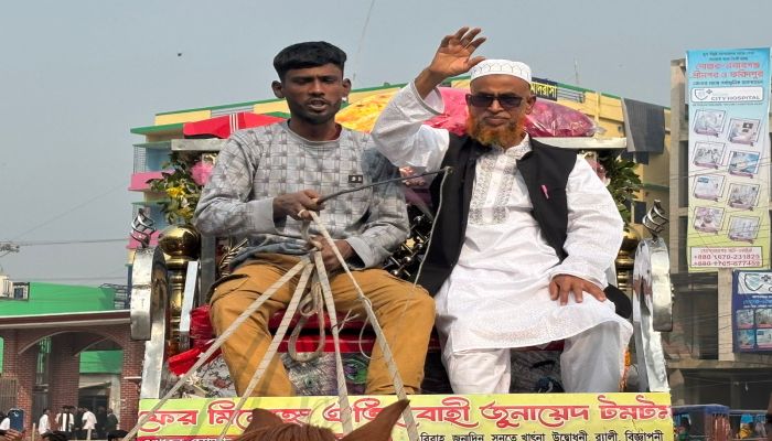 দোহারে ব্যান্ডপার্টি বাজিয়ে ঘোড়ার গাড়ি দিয়ে শিক্ষকের রাজকীয় বিদায়