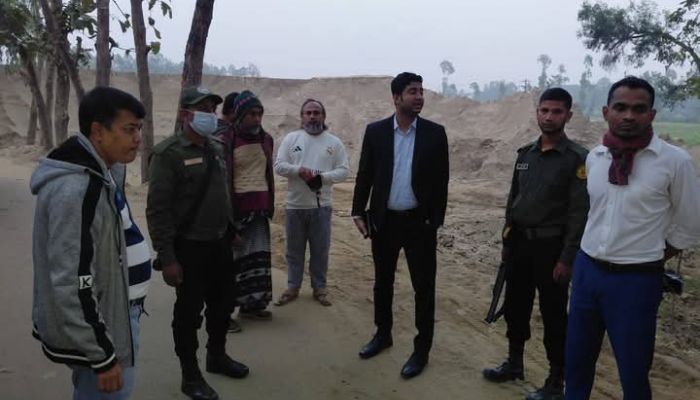 সাতকানিয়ায় অবৈধ বালু ও পাহাড় কাটার বিরুদ্ধে অভিযান
