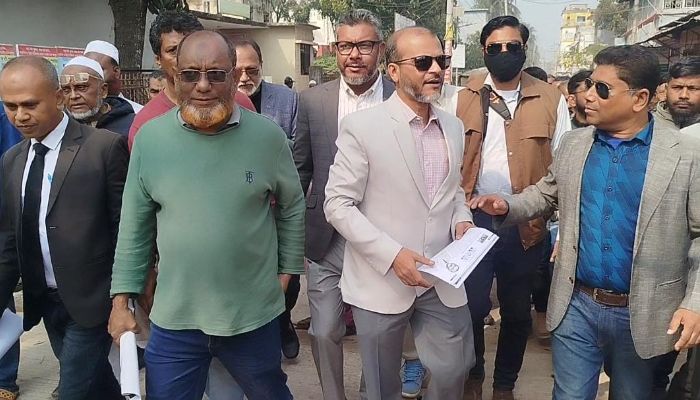 বাগেরহাট শহরে ধানের শীষের প্রার্থীর লিফলেট বিতরণ