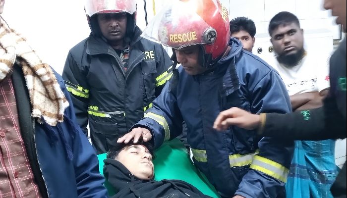 চরফ্যাশনে  অটোরিকশা মুখোমুখি সংঘর্ষ: উদ্ধারে ফায়ার সার্ভিস