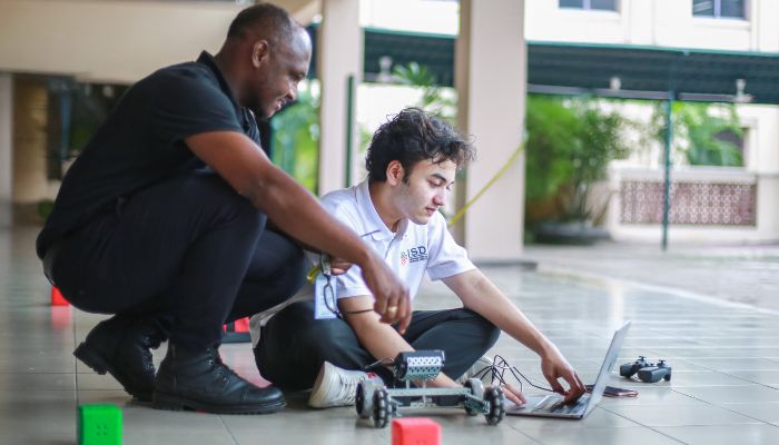 ঢাকায় বিশ্বমানের কার্নেগি মেলন রোবোটিকস প্রশিক্ষণ কর্মসূচি চালু করল আইএসডি