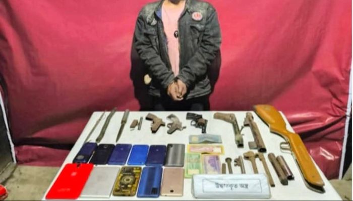 হোমনায় সেনাবাহিনীর সাঁড়াশি অভিযানে অবৈধ অস্ত্র ও সরঞ্জাম উদ্ধার আটক-১