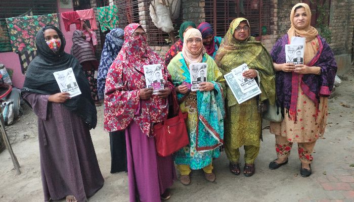 আমরা বিএনপি পরিবারের উদ্যোগে ধানের শীষের লিফলেট বিতরণ