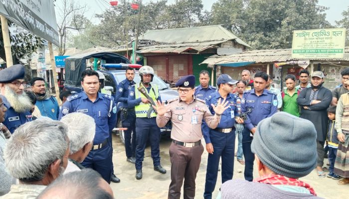 ভোটারদের আস্থা ফেরাতে ডিআইজির গণসংযোগ