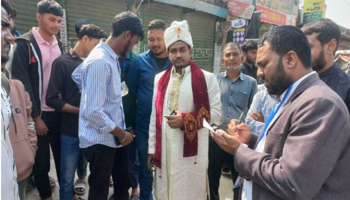 আগে ভোট, পরে বিয়ে: বিয়ের সাজে ভোটকেন্দ্রে বর !