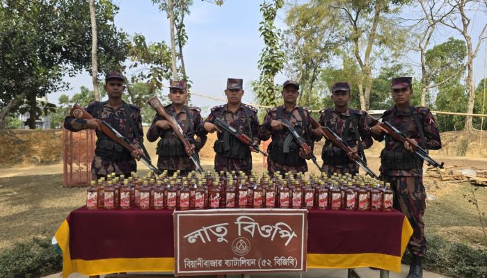 সীমান্তে বিজিবির ওপর হামলা: বিপুল পরিমান মাদক উদ্ধার