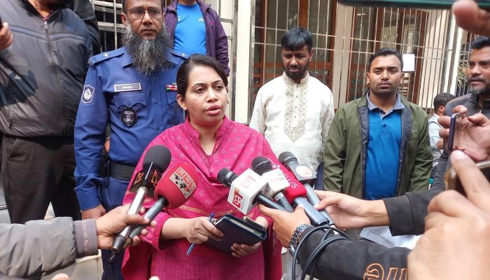 কেন্দ্রে কেন্দ্রে পৌঁছে যাচ্ছে নির্বাচনী মালামাল: কঠোর অবস্থানে আইন শৃঙ্খলা বাহিনী 