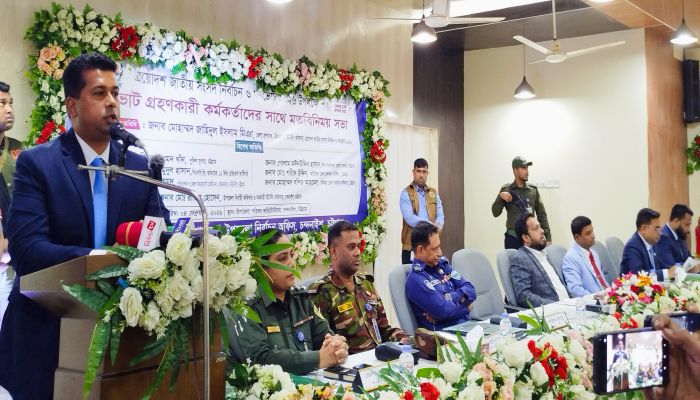 ভোট গ্রহণকারী কর্মকর্তাদের সাথে মতবিনিময় সভায় জেলা প্রশাসক 