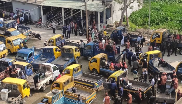 নিচ্ছিদ্র নিরাপত্তায় মৌলভীবাজারের কেন্দ্রে কেন্দ্রে পৌঁছে গেছে ব্যালট বক্সসহ ভোটের সরঞ্জাম 